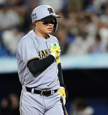 　３回、空振り三振に倒れた森下は左肩付近を気にしながらベンチへ下がる（撮影・田中太一）