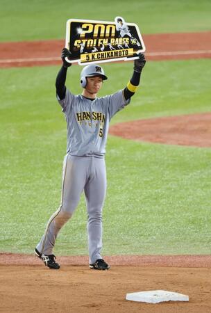 　７回、二盗を決め通算２００盗塁を達成した近本（撮影・金田祐二）