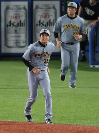 　６回、北村恵の打球を受け痛がる才木（撮影・金田祐二）