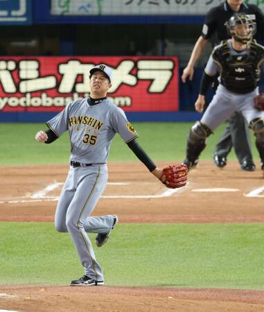 　６回、北村恵の打球を受け痛がる才木（撮影・金田祐二）