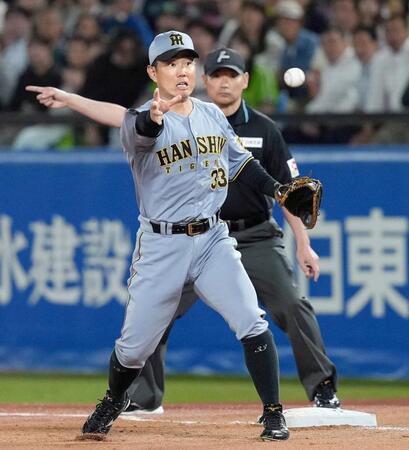 　５回、岩田の打球を本塁に悪送球する一塁手・糸原