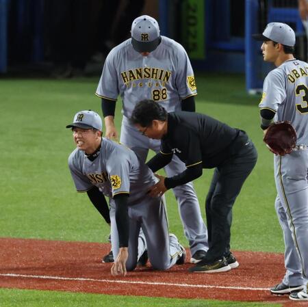 　６回、北村恵の打球を受け痛がる才木（撮影・金田祐二）