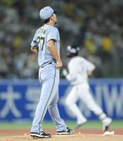 　２回、山田（右）に先制ソロを浴びた伊藤将（撮影・西岡正）