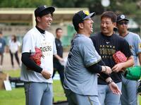 　藤川監督、岩崎と談笑する才木（撮影・金田祐二）