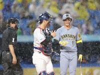 　６回途中に降雨中断し、古賀（左）にあいさつして引き揚げる森下（撮影・西岡正）