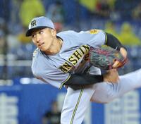 　７回、雨の中、力投する茨木（撮影・西岡正）