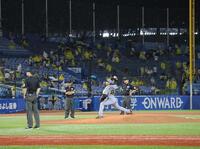 　７回、試合再開へ向け、キャッチボールを開始する茨木（撮影・西岡正）