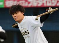 　ストレッチをする前川（撮影・田中太一）