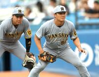 　一塁でシートノックを受ける前川。左は大山（撮影・田中太一）