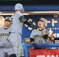 　２回、先制ソロを放った佐藤輝（左）を祝福する藤川監督（撮影・西岡正）