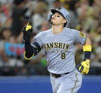 　２回、先制ソロを放ち、指を立てながら生還する佐藤輝（撮影・西岡正）