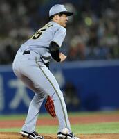　６回、北村恵の打球を右足に当てる才木（撮影・田中太一）