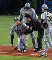 　６回、北村恵の打球を受け痛がる才木（撮影・金田祐二）