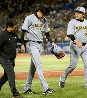 　６回、打球を足に当て、ベンチへ下がる才木（撮影・田中太一）