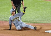 　７回、二盗を決め通算２００盗塁を達成した近本（撮影・金田祐二）