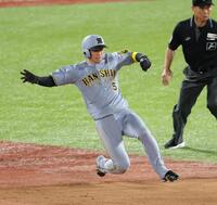 　７回、二盗を決め通算２００盗塁を達成した近本（撮影・金田祐二）