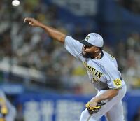 　８回に登板し力投するドリス（撮影・西岡正）