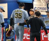 　６回、北村恵の打球を受けベンチに戻る才木を心配そうに見つめる藤川監督（撮影・金田祐二）