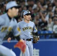 　５回、岩田の打球を本塁へ悪送球する糸原（撮影・田中太一）