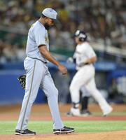 　８回、オスナ（右）に勝ち越しソロを浴びたドリス（撮影・西岡正）