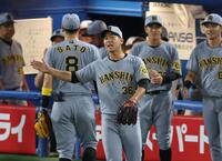 　６回、ピンチを救った畠（撮影・金田祐二）