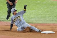 　７回、二盗を決め通算２００盗塁を達成した近本（撮影・金田祐二）