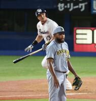 　８回、オスナに勝ち越しソロを浴びるドリス（撮影・金田祐二）