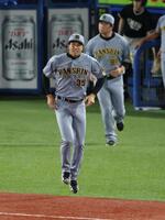 　６回、北村恵の打球を受け痛がる才木（撮影・金田祐二）