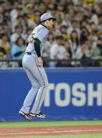 　６回、北村恵の打球が足に当たり、痛さに跳び上がる才木（撮影・西岡正）