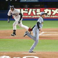 　６回、北村恵の打球を受ける才木（撮影・金田祐二）