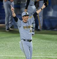 　ファンの声援に応える藤川監督（撮影・金田祐二）