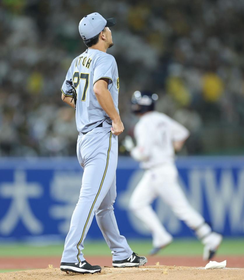 　２回、山田（右）に先制ソロを浴びた伊藤将（撮影・西岡正）