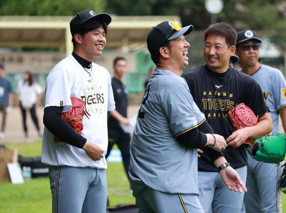 　藤川監督、岩崎と談笑する才木（撮影・金田祐二）