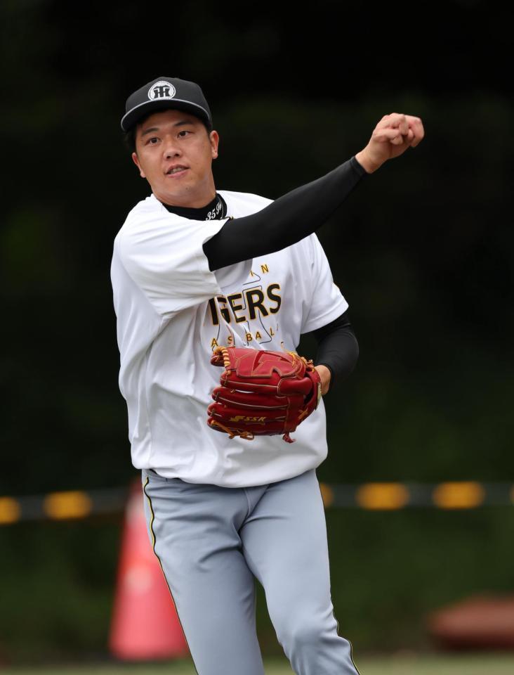 　調整する才木（撮影・金田祐二）