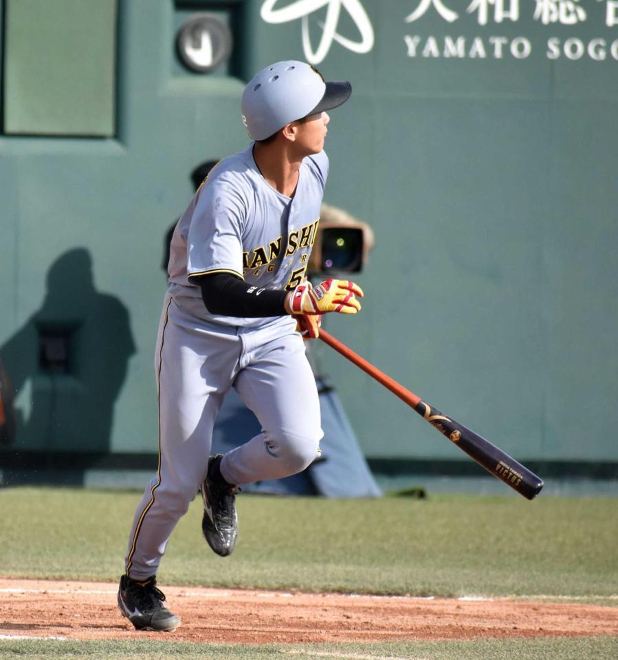 　８回、３ランを放つ山田（撮影・河西俊輔）