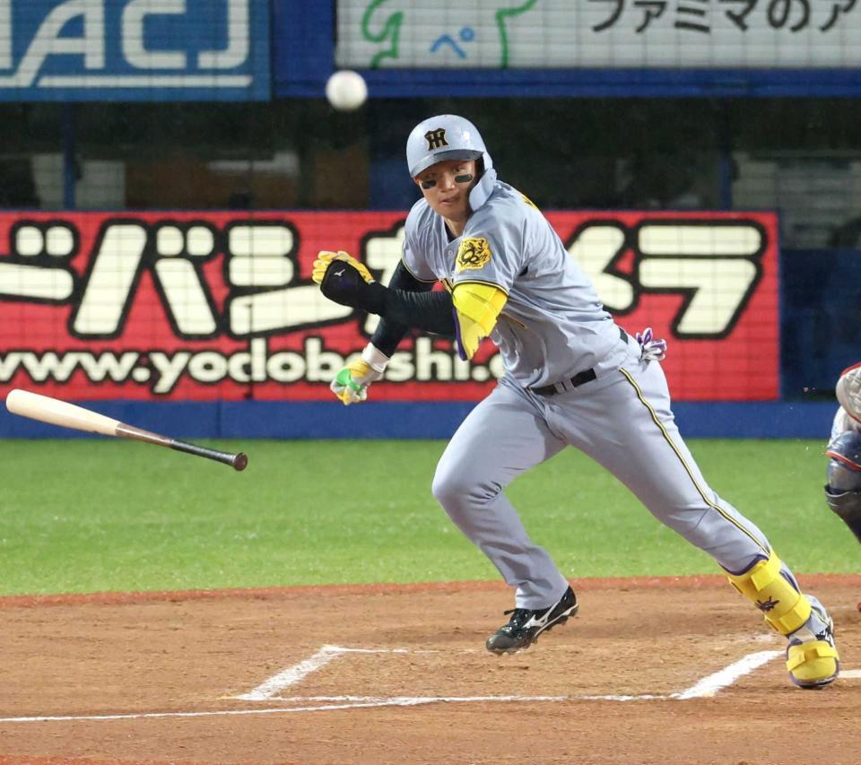 　６回、中前打を放つ森下（撮影・金田祐二）