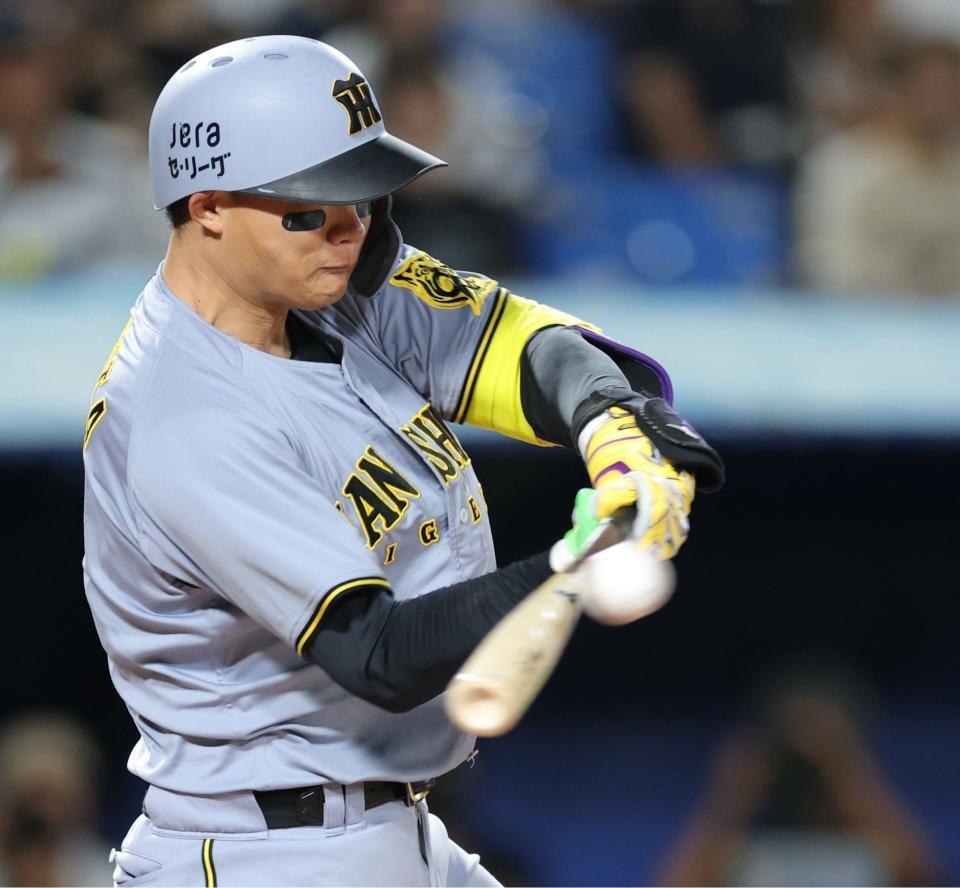 　１回、右越え二塁打を放つ森下（撮影・西岡正）