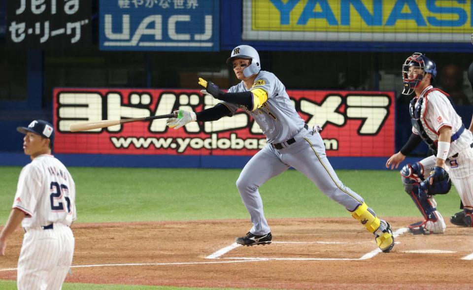 　１回、二塁打を放つ森下（撮影・金田祐二）