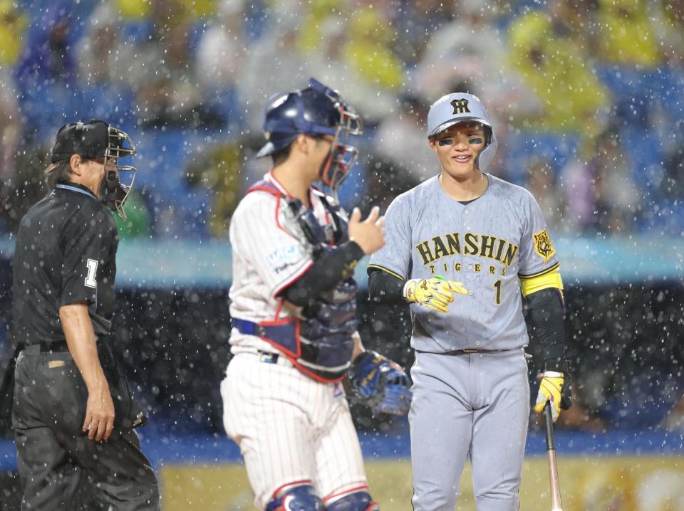 　６回途中に降雨中断し、古賀（左）にあいさつして引き揚げる森下（撮影・西岡正）