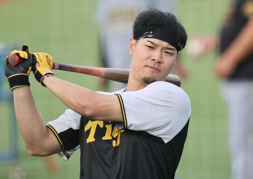 　打撃練習をする佐藤輝（撮影・田中太一）