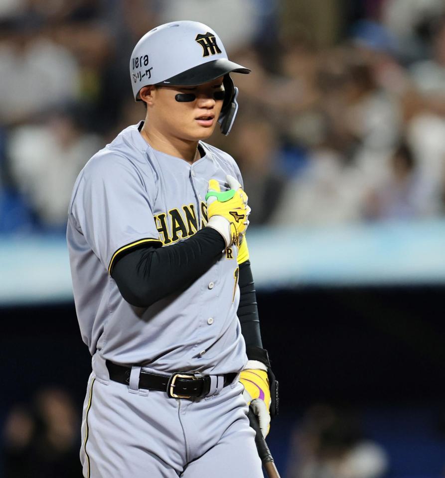 　３回、空振り三振に倒れた森下は左肩付近を気にしながらベンチへ下がる（撮影・田中太一）