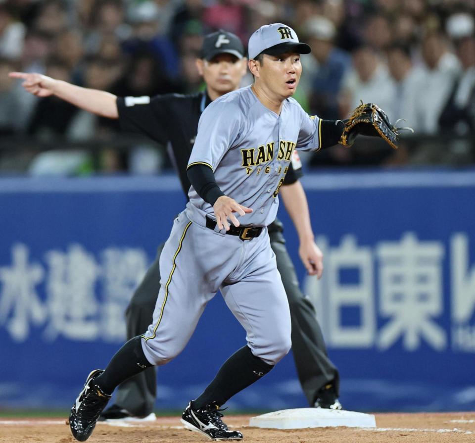 　５回、岩田の打球を本塁へ悪送球する糸原（撮影・田中太一）