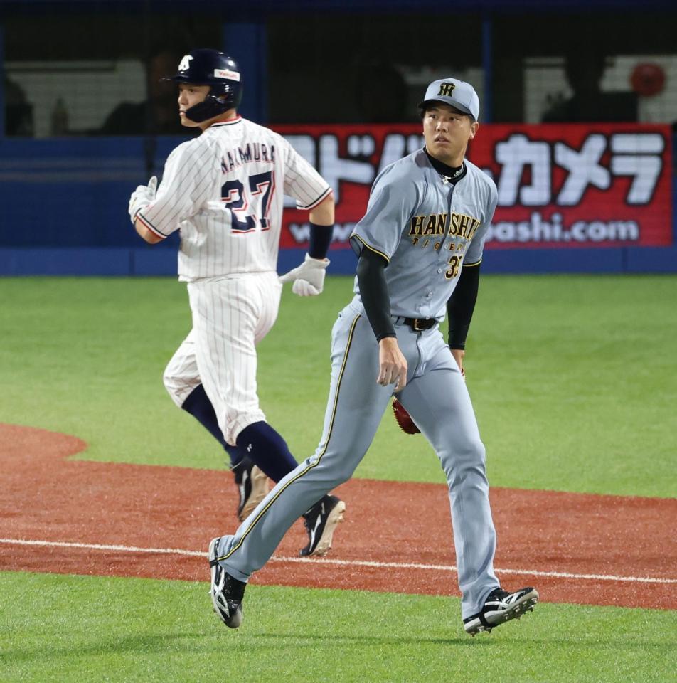 　５回、太田の犠飛で同点にされる才木（撮影・金田祐二）