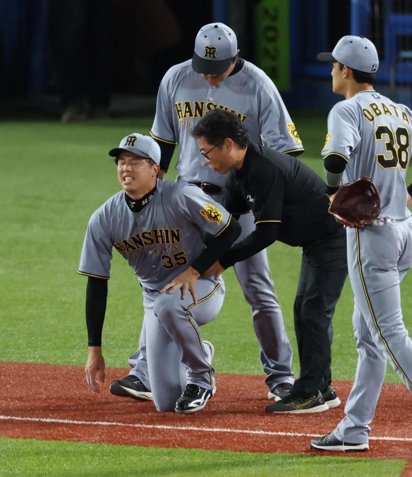 　６回、北村恵の打球を受け痛がる才木（撮影・金田祐二）