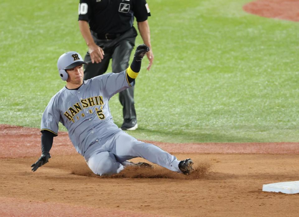 　７回、二盗を決め通算２００盗塁を達成した近本（撮影・金田祐二）