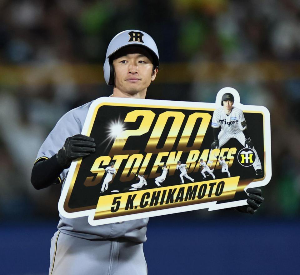 　７回、プロ通算２００盗塁を達成した近本（撮影・田中太一）