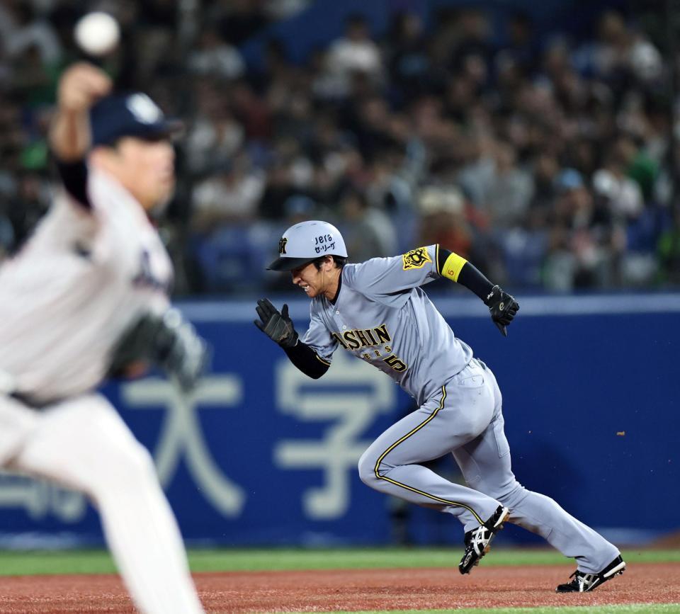 　７回、二塁へスタートを切り盗塁を成功させる近本（撮影・田中太一）