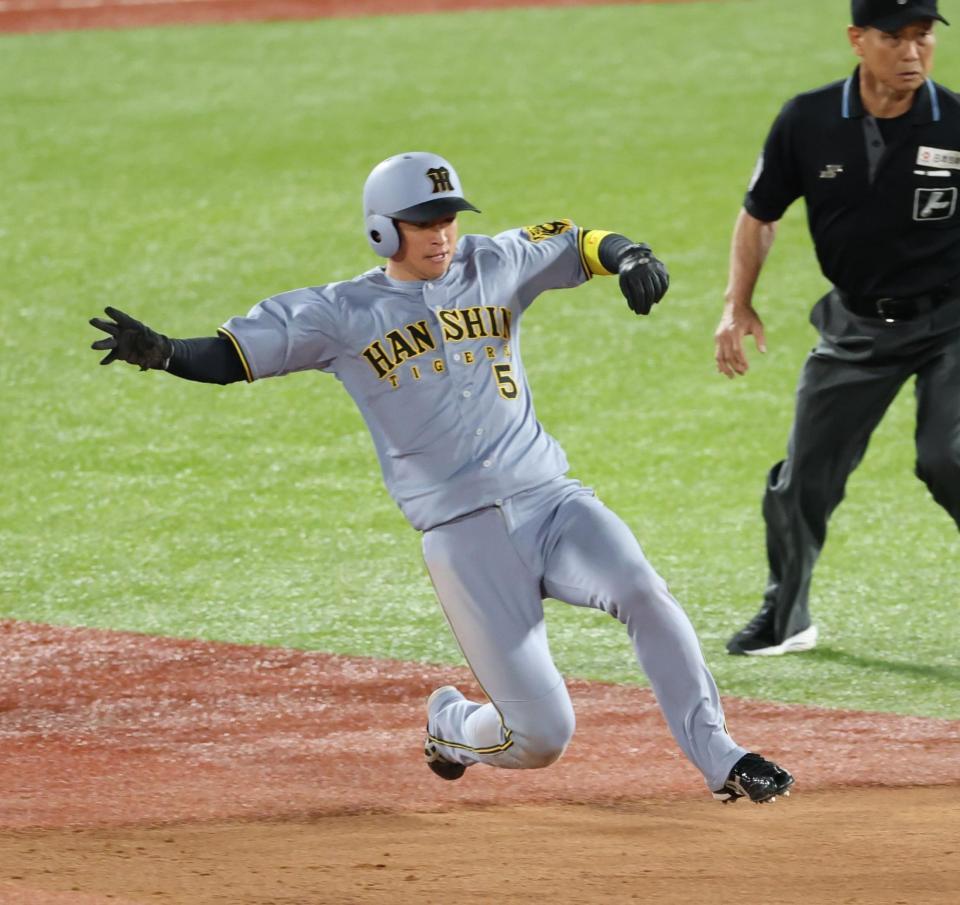 　７回、二盗を決め通算２００盗塁を達成した近本（撮影・金田祐二）