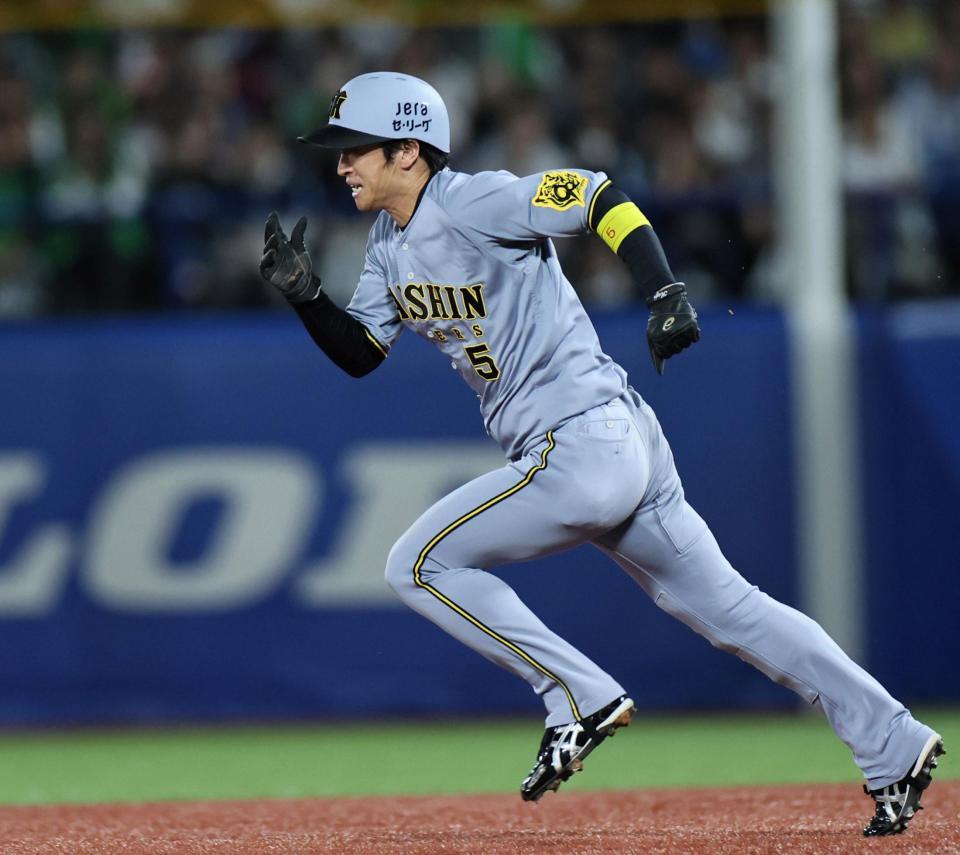 　７回、二塁へスタートを切り盗塁を成功させる近本（撮影・田中太一）