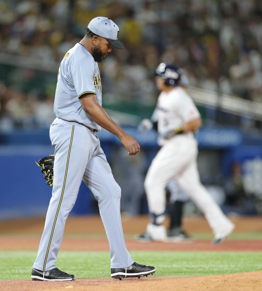 　８回、オスナ（右）に勝ち越しソロを浴びたドリス（撮影・西岡正）